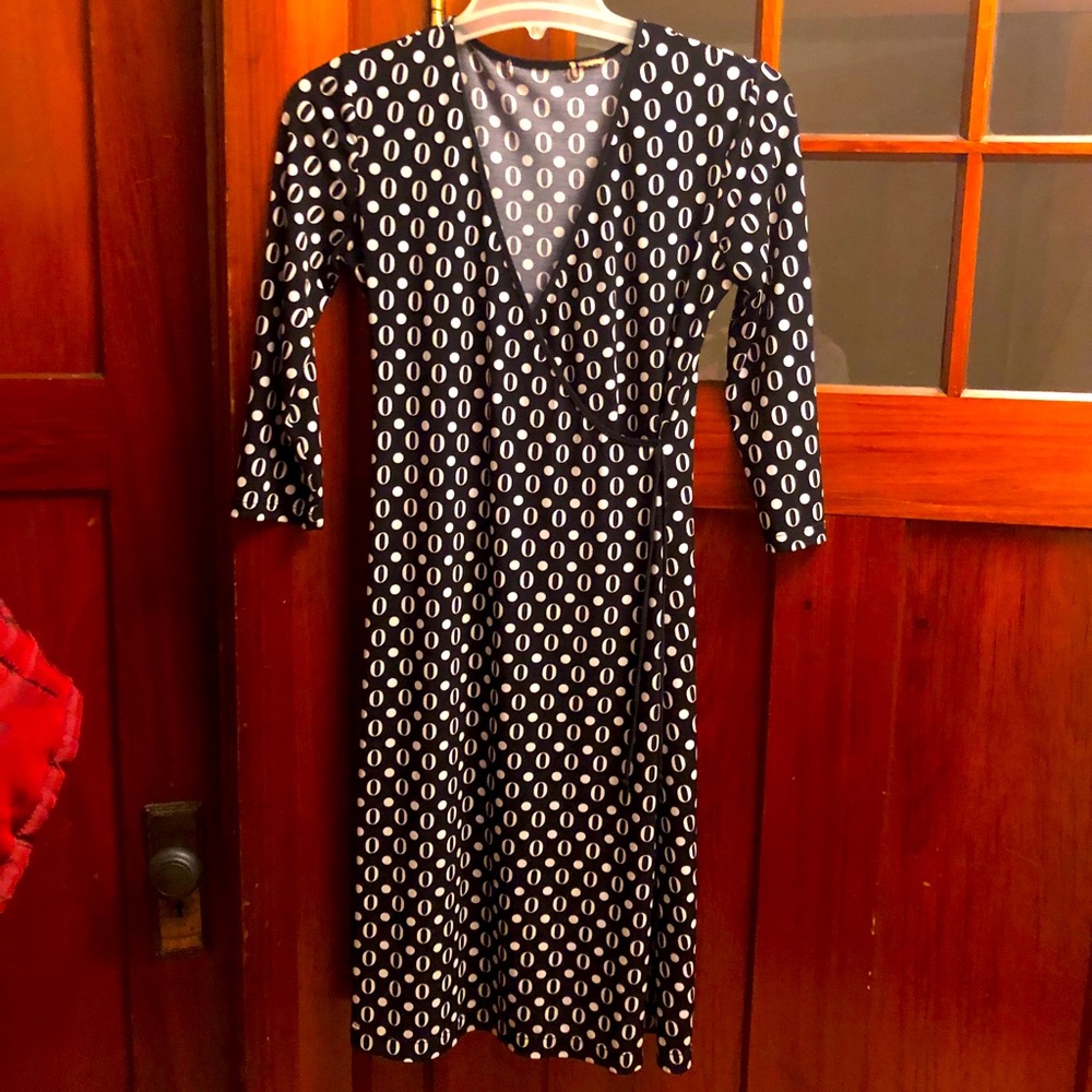 black snd white wrap dressed printed with an O
